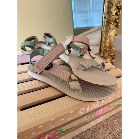 Teva Women's Sandals - Size 7 - Like New Condition - Picture 5 of 7